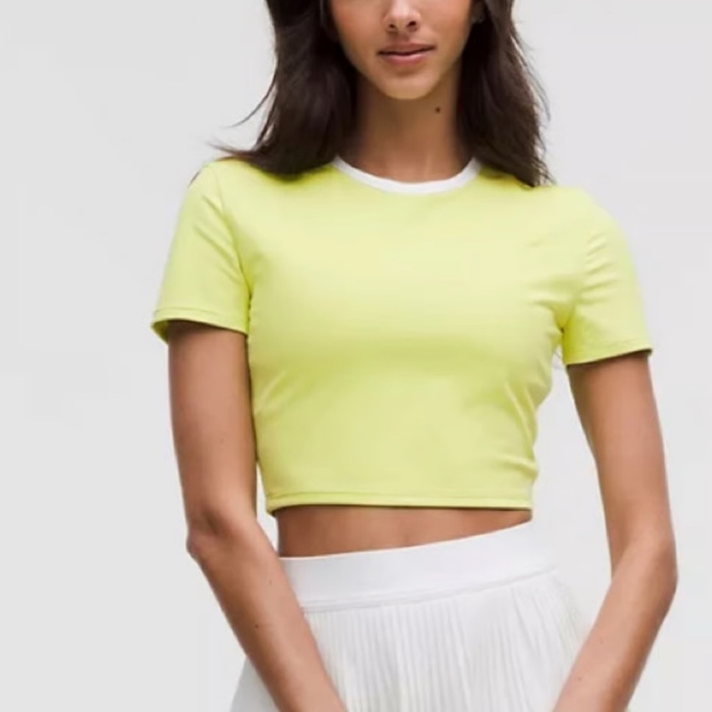 Lululemon Tight-Fit‎ Cropped Shelf Bra